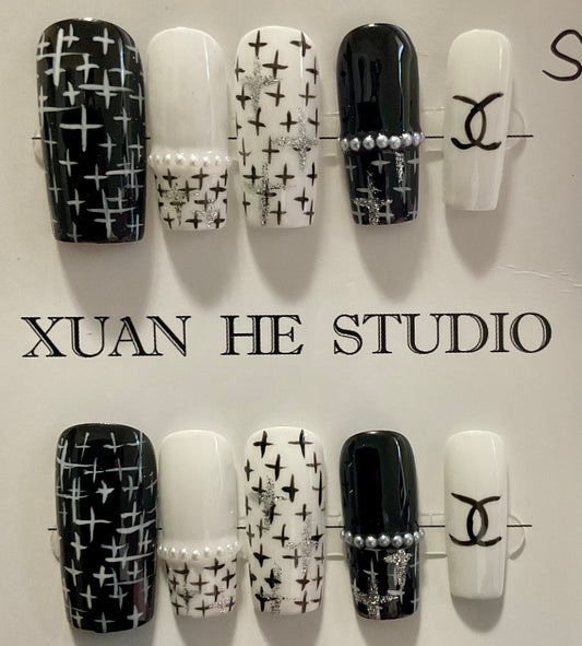 High-Fashion Black & White Press On Nails